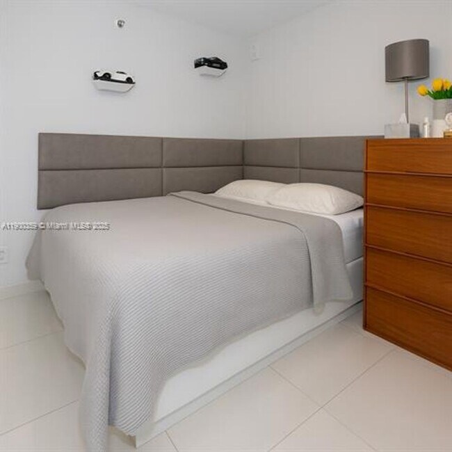 Building Photo - 2401 Collins Ave