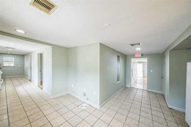 Building Photo - 2119 Jensen Dr