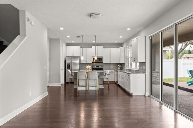 Building Photo - 2813 Roseglen Way
