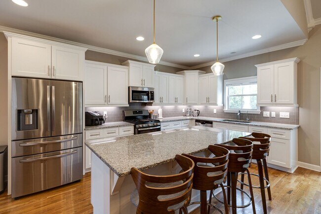 Building Photo - 4 Bedroom, 3 Bath Home w/ Backyard and 2 Car Garage