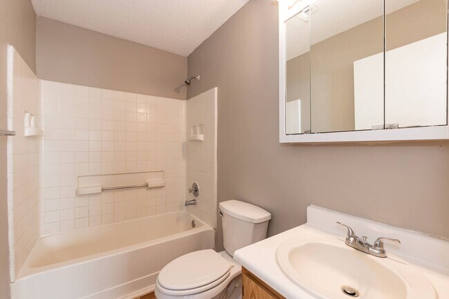 Building Photo - Three Bedroom Home!