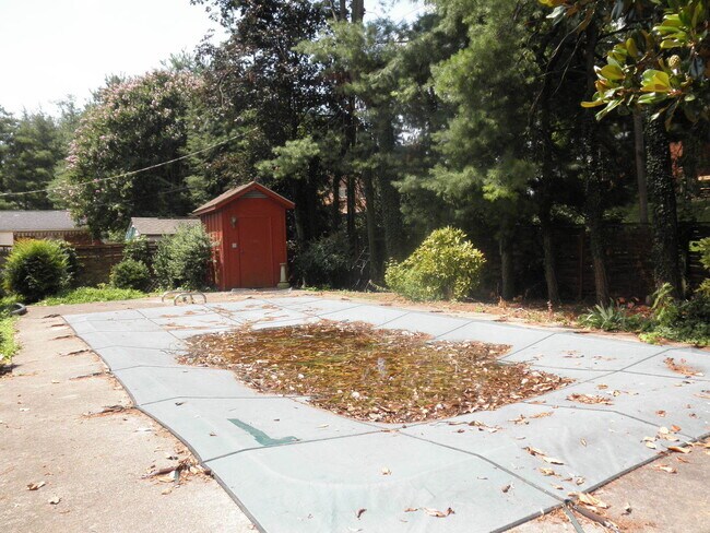 Building Photo - Conveniently Located, Spacious Salem Home