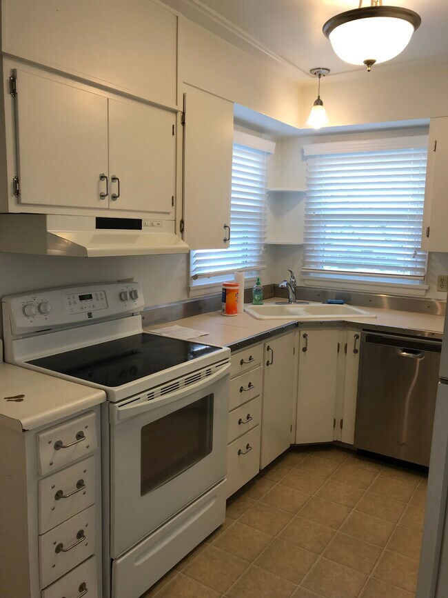 Building Photo - 1202 9th St W