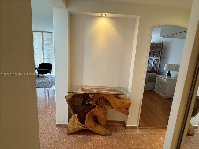 Building Photo - 1408 Brickell Bay Dr