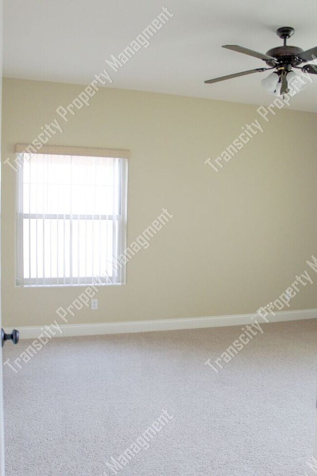 Building Photo - Spacious Custom Home Near Lindsay and McKe...