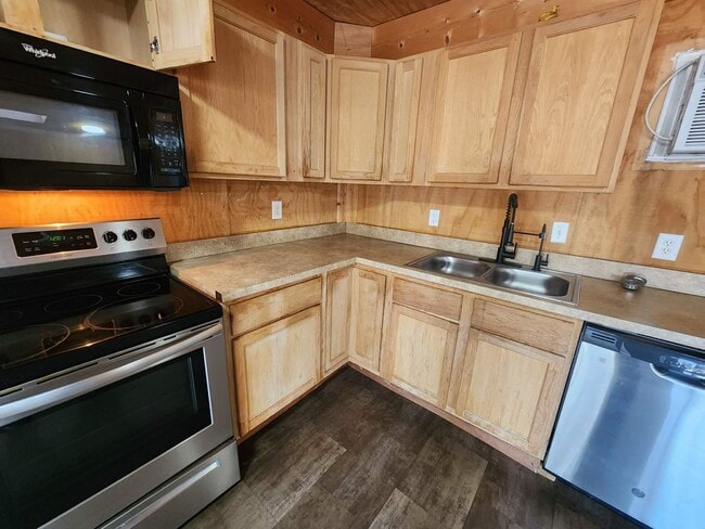 Building Photo - Beautiful 1Bedroom Bungalow next to Lake Hutchinson in Keystone Heights available May 8th