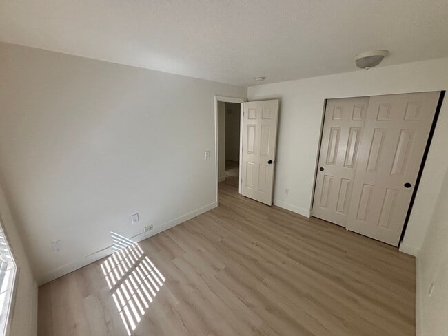 Building Photo - Freshly Updated Troutdale Gem with Enterta...