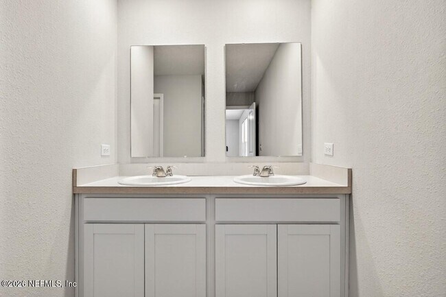 Building Photo - 14790 Cashew Ave