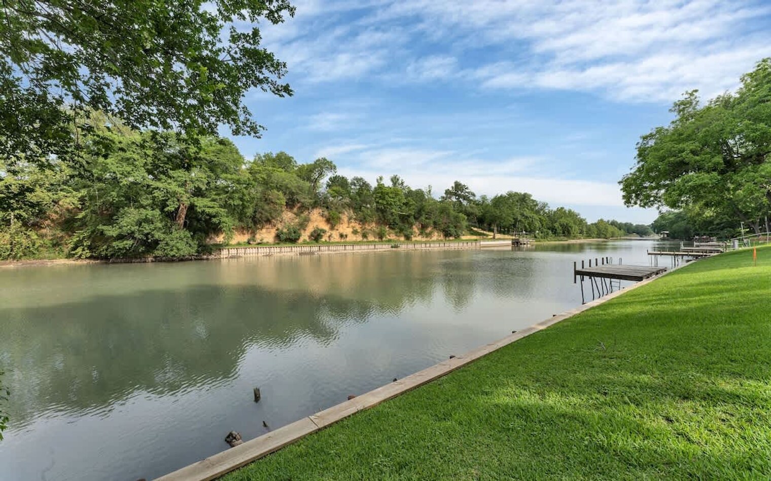 Building Photo - 302 Shangrila Ln