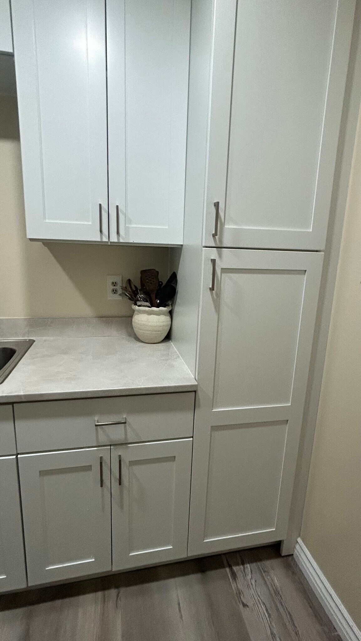 Building Photo - 1082 W Pine St