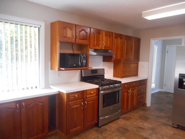Building Photo - Enjoy Lakefront Luxury Year Round!
