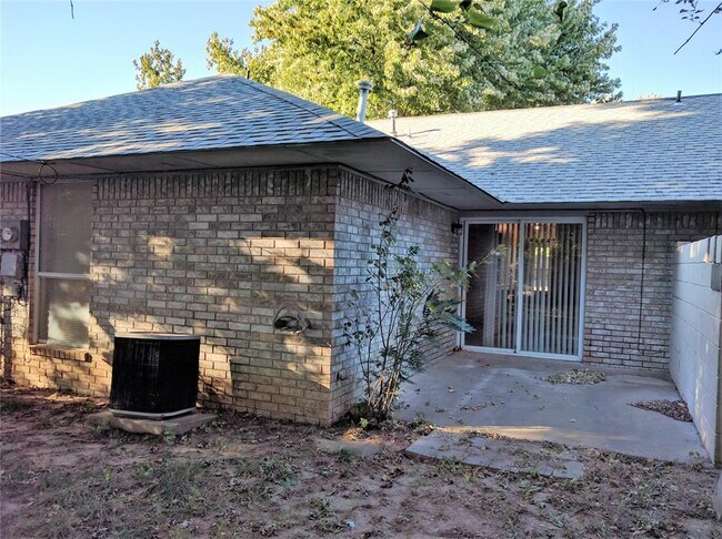 Building Photo - 2248 Donna Dr