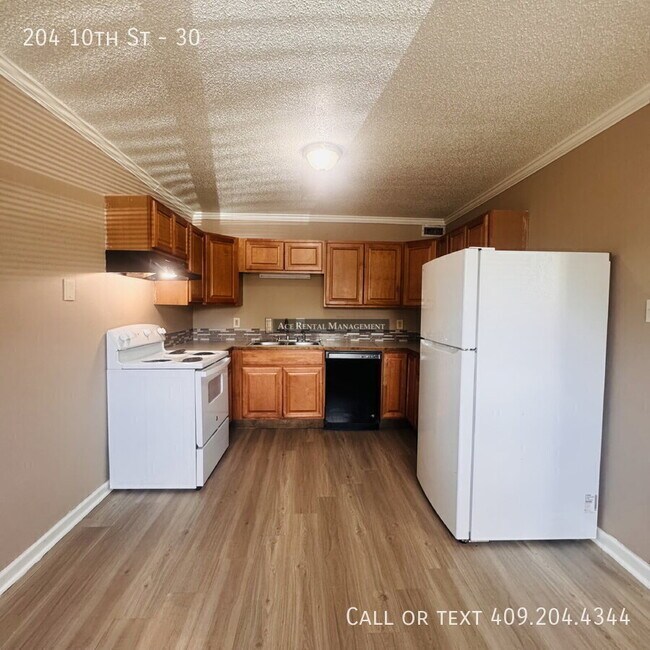 Building Photo - 204 N 10th St