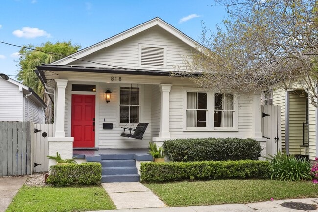 Building Photo - Fabulous Single Fam Uptown Home 3BD/2BA with great yard. AVAILABLE 06/01