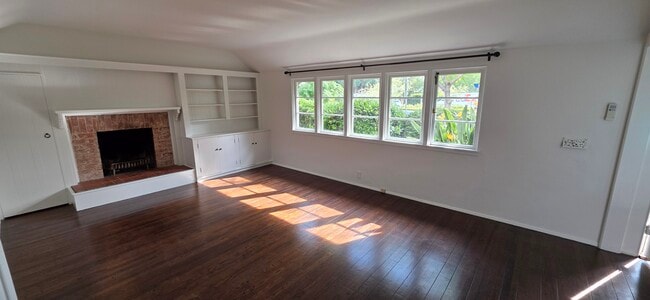 Building Photo - 8533 Rosewood Ave