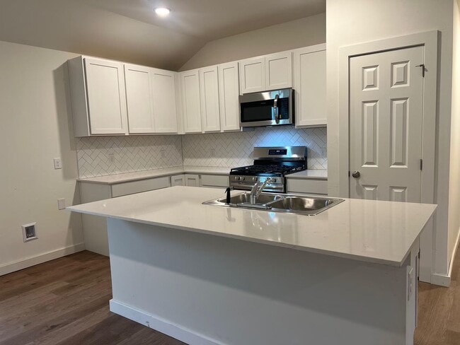 Building Photo - 1732 SE 20th St