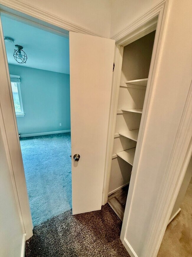 Building Photo - Charming 3 BR / 2 BA Top-Floor Condo | Blackberry Hill Village