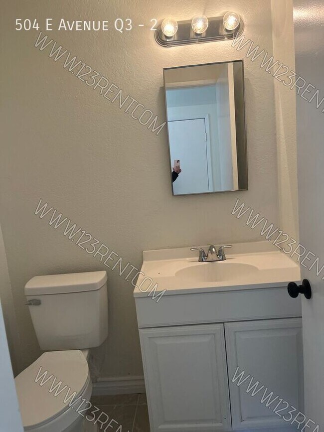 Building Photo - 504 E Ave Q3