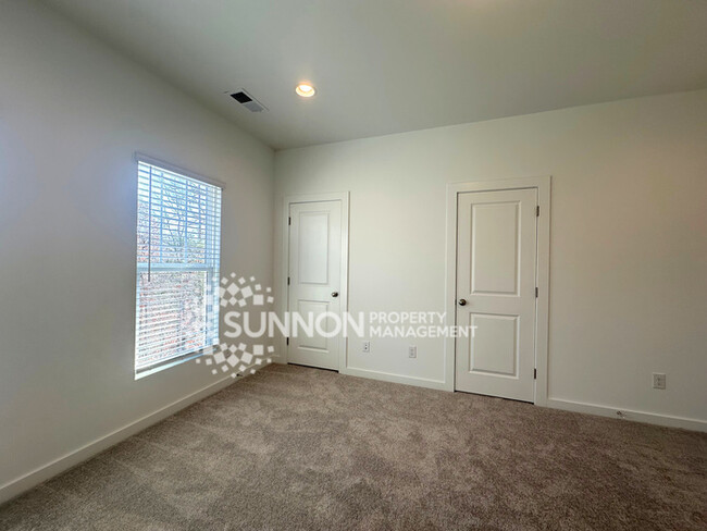 Building Photo - 2 Bedroom, 2.5 Bathroom in Brand New Royal...