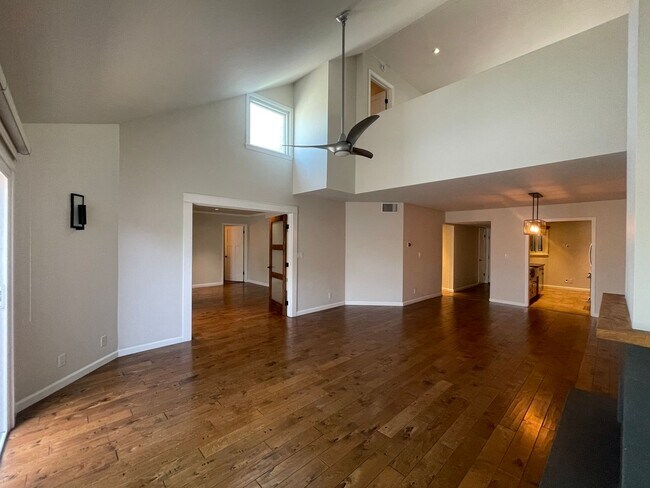 Building Photo - Prime Pasadena Condo
