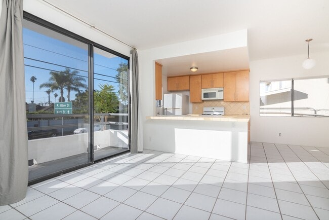 Building Photo - Prime Venice 1Bed/1Bath Condo! Don't Miss Out!