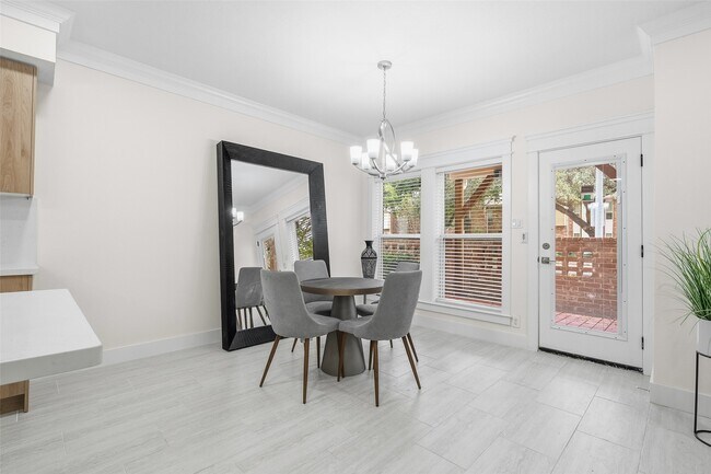 Building Photo - 1037 Town Pl St