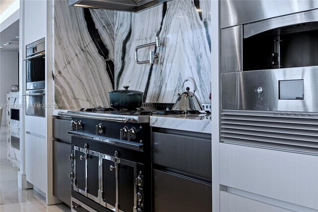 Building Photo - 17975 Collins Ave