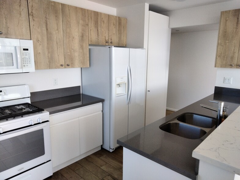 Building Photo - 5040 Santa Monica Ave