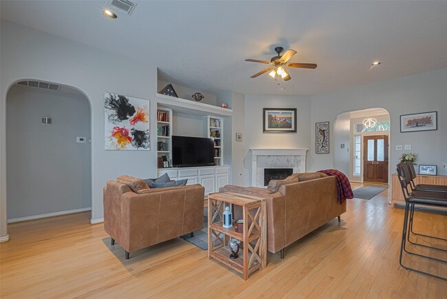 Building Photo - 2347 Golden Shores Ln