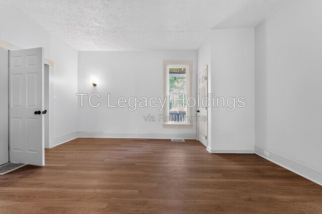 Building Photo - 502 Cottage Ave