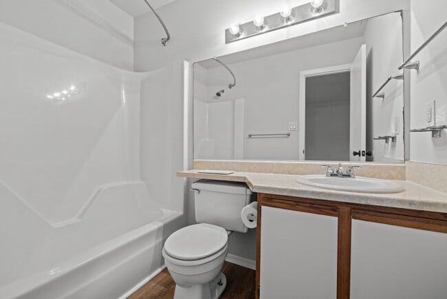 Building Photo - Beautiful condo in Great Neck Landing
