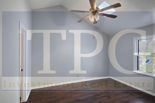 Building Photo - Newly Renovated, Pet Friendly Home in KCMO!