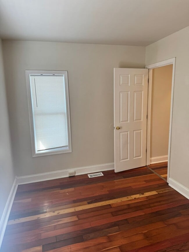 Building Photo - 3 bedroom, 1 bath, 2 story half double house