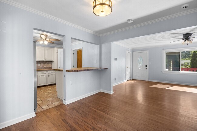 Building Photo - 1204 Fontana Ave
