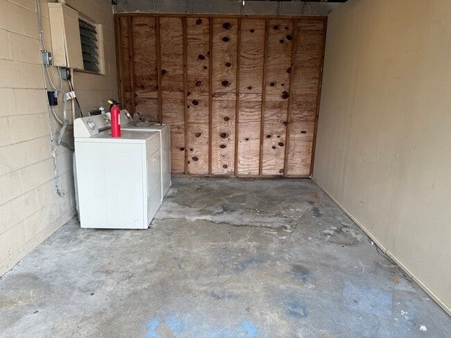 Building Photo - 1020 Queen St N