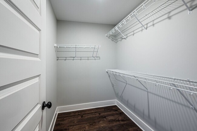 Building Photo - 809/811 Rodeo Lane