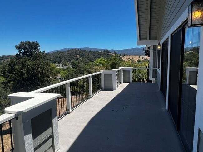 Building Photo - 736 Hillside Dr