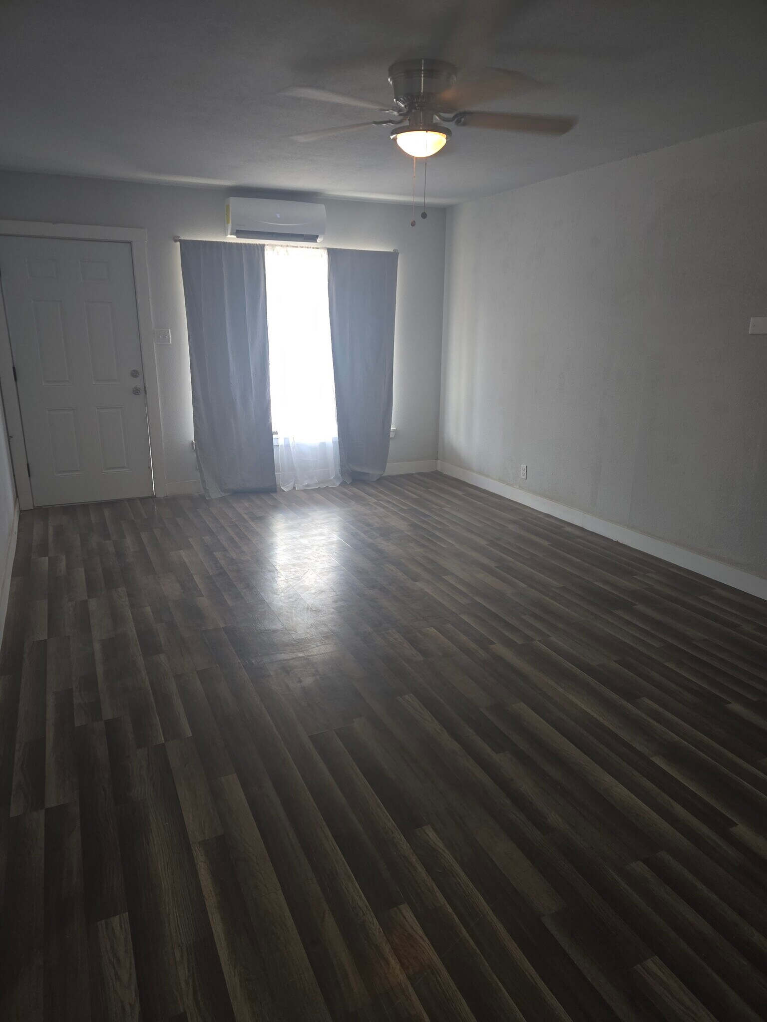Building Photo - 303 E Amber St
