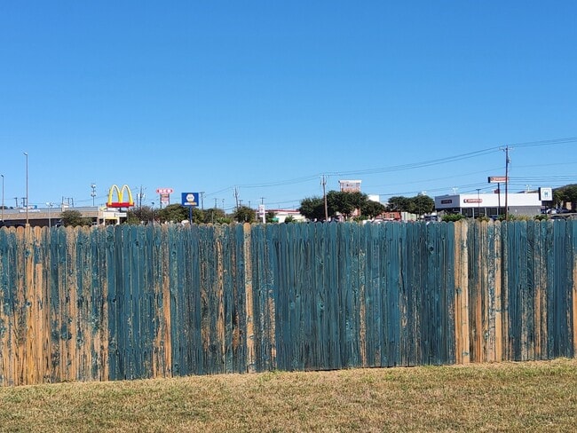 Building Photo - 5802 Rolling Gln