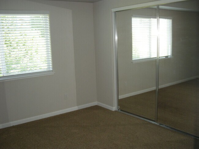 Building Photo - Two Bedroom, Two and a Half Bath Townhome ...