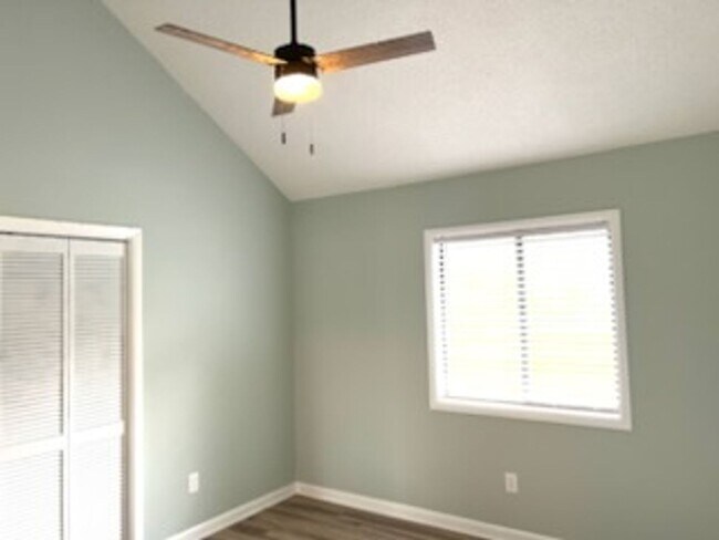 Building Photo - 500 Fairway Village Dr