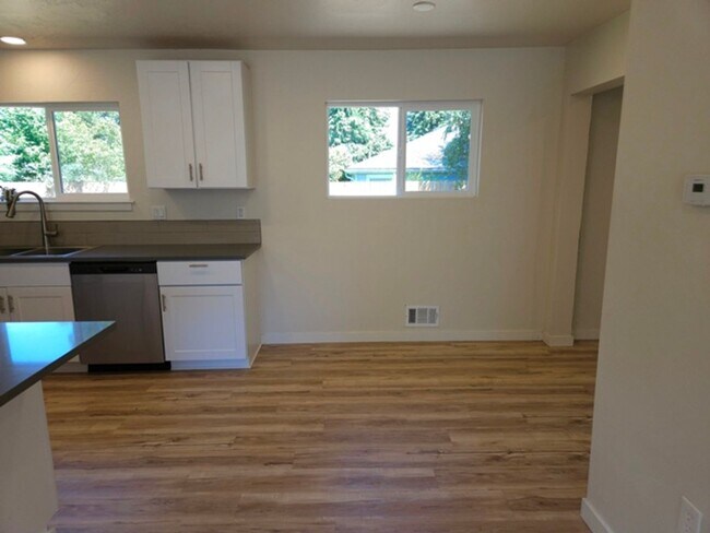 Building Photo - 3Bd/2.5Ba Single Story Home-For viewing!
