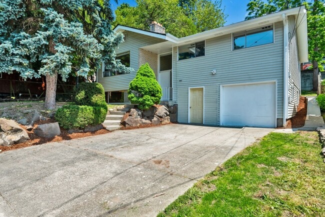 Building Photo - Spacious 3 Bed, 2.75 Bath Seward Park Home!