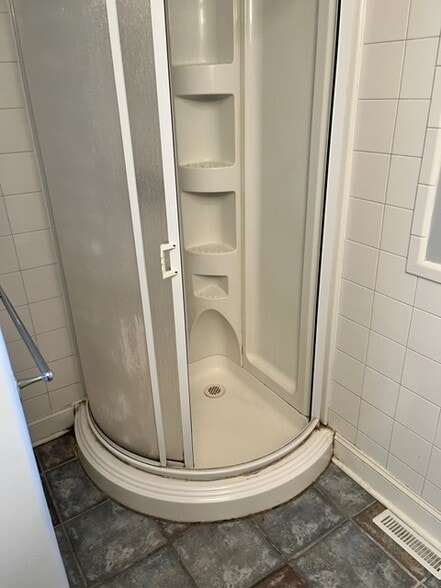Shower - 4716 McCahill Rd