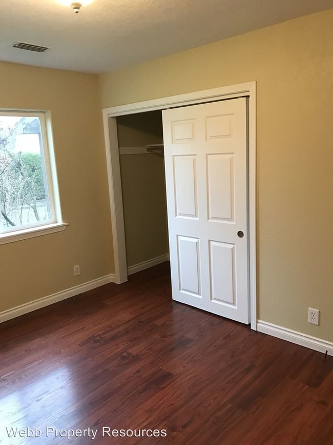 Building Photo - 115 SE 12th Ave