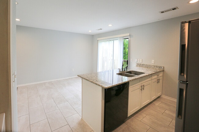 Building Photo - 602 Camellia Dr