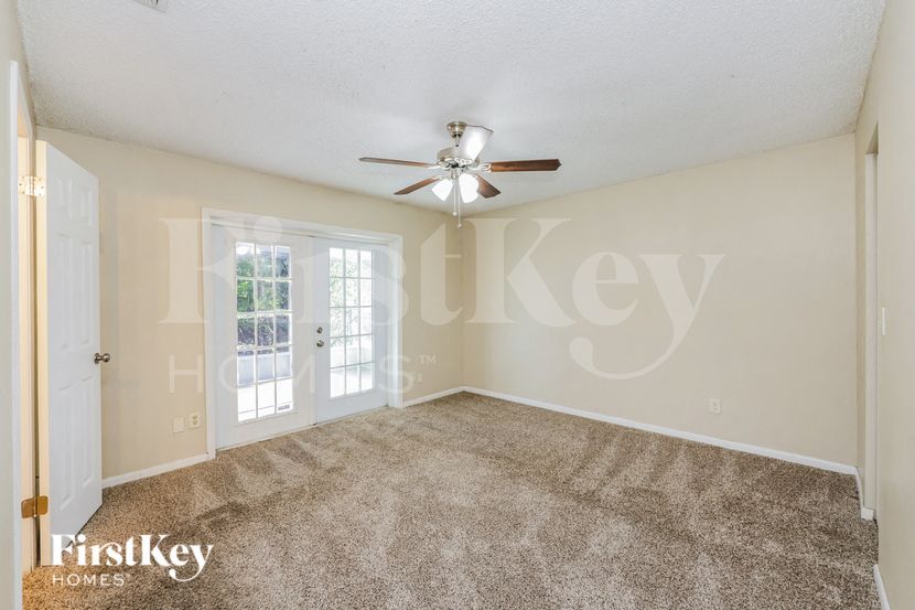 Building Photo - 4301 Tarpon Dr SE