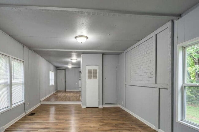 Building Photo - 122 Collins Rd