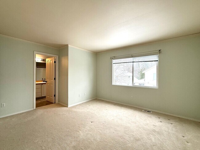 Building Photo - Bright Sammamish Home with Fully Fenced Yard