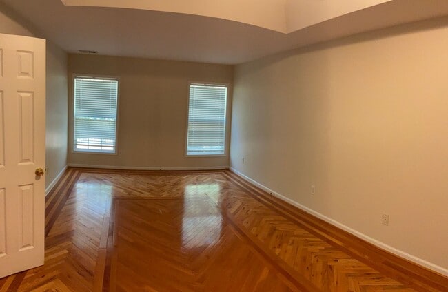 Building Photo - Quiet Neighborhood- Large family living!